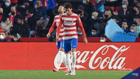 El Granada lució ante el Barcelona el nombre de Platzi en su camiseta como nuevo patrocinador principal (JOSÉ M. BALDOMERO) El Granada lució ante el Barcelona el nombre de Platzi en su camiseta como nuevo patrocinador principal (JOSÉ M. BALDOMERO)