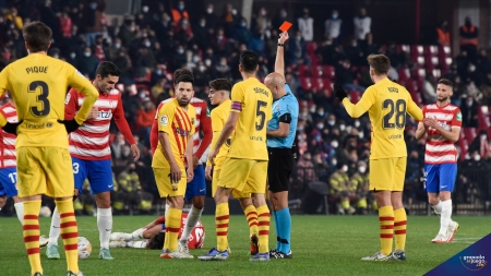 González Fuertes muestra la tarjeta roja a Gavi (JOSÉ M. BALDOMERO) González Fuertes muestra la tarjeta roja a Gavi (JOSÉ M. BALDOMERO)