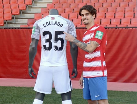 Álex Collado posa en el césped del `Nuevo Los Cármenes` con la camiseta del Granada (JOSÉ VELASCO / GRJ)