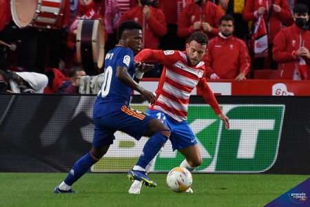Quini y Vinícius, durante el Granada - Real Madrid de la primera vuelta (JOSÉ M. BALDOMERO) Quini y Vinícius, durante el Granada - Real Madrid de la primera vuelta (JOSÉ M. BALDOMERO)