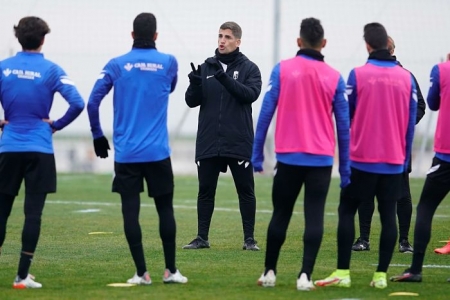 Robert Moreno da indicaciones a los suyos durante un entrenamiento reciente en la Ciudad Deportiva (PEPE VILLOSLADA / GCF)