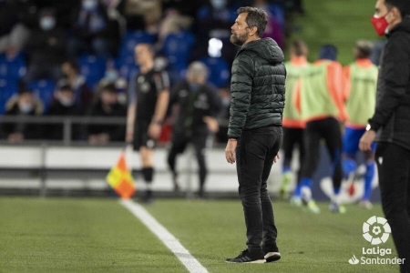 Quique Sánchez Flores, en la banda durante el Getafe - Granada (LALIGA) Quique Sánchez Flores, en la banda durante el Getafe - Granada (LALIGA)