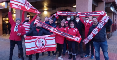 La Peña Granadinista de Madrid, que apoyó a su equipo en Getafe, en las horas previas al encuentro (PEÑA GRANADINISTA DE MADRID)