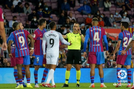 Santiago Jaime Latre, durante el Barcelona - Granada de esta temporada (LALIGA) Santiago Jaime Latre, durante el Barcelona - Granada de esta temporada (LALIGA)