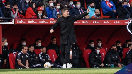 Robert Moreno da indicaciones a su equipo durante el partido ante Osasuna (JOSÉ M. BALDOMERO) Robert Moreno da indicaciones a su equipo durante el partido ante Osasuna (JOSÉ M. BALDOMERO)