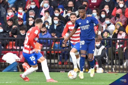 Vinícius, en el partido de la primera vuelta entre el Granada y el Real Madrid en `Los Cármenes` (JOSÉ M. BALDOMERO) Vinícius, en el partido de la primera vuelta entre el Granada y el Real Madrid en `Los Cármenes` (JOSÉ M. BALDOMERO)