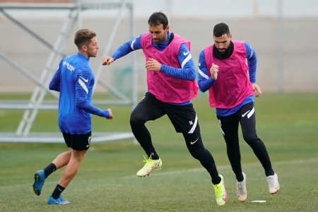 Imagen de un entrenamiento del Granada esta semana en la Ciudad Deportiva (PEPE VILLOSLADA / GCF) Imagen de un entrenamiento del Granada esta semana en la Ciudad Deportiva (PEPE VILLOSLADA / GCF)