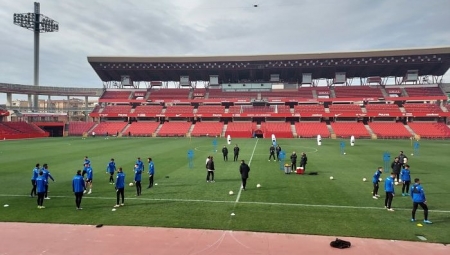 Imagen del entrenamiento del Granada este viernes en el `Nuevo Los Cármenes` (FRAN CALVO)