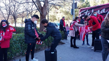 Los jugadores rojiblancos se pararon a firmar autógrafos a su llegada al hotel (FRAN CALVO)