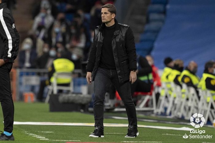 Robert Moreno, durante el partido en el Santiago Bernabéu (LALIGA)