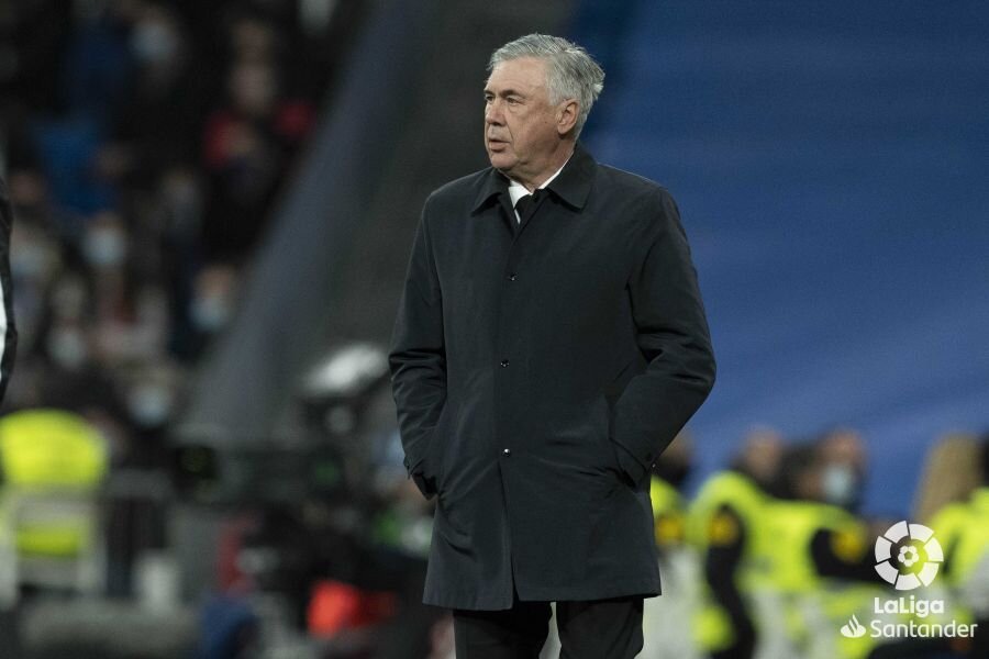 Carlo Ancelotti, durante el encuentro frente al Granada en el Santiago Bernabéu (LALIGA)