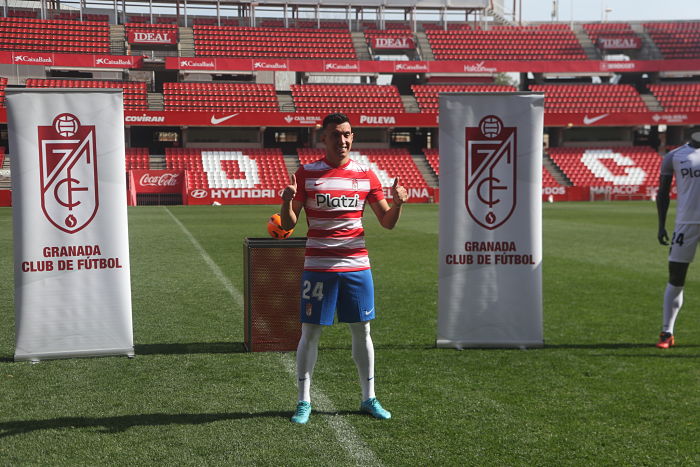 Uzuni posa sobre el césped de `Los Cármenes` con su nueva equipación (JOSÉ VELASCO / GRJ)
