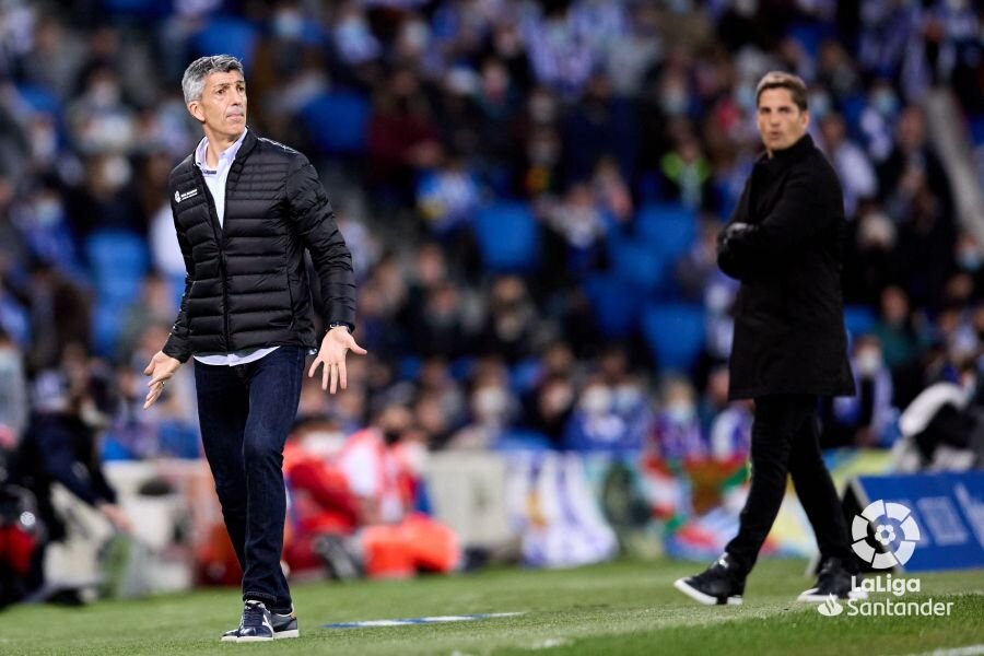 Imanol Alguacil, con Robert Moreno al fondo, durante el partido entre la Real Sociedad y el Granada (LALIGA)
