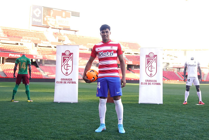 Arezo posa con la camiseta del Granada durante su presentación (PEPE VILLOSLADA / GCF)