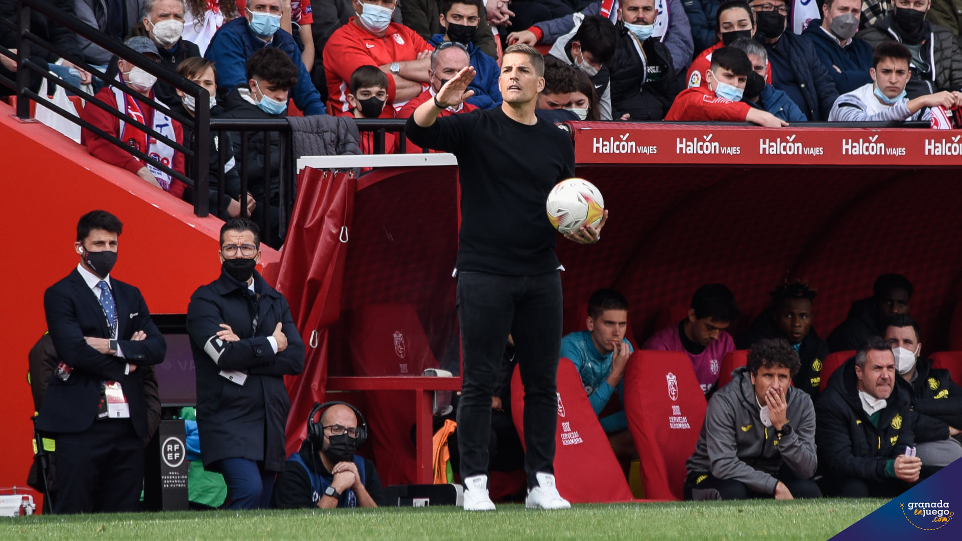 Robert Moreno, durante el Granada - Villarreal (JOSÉ M. BALDOMERO)