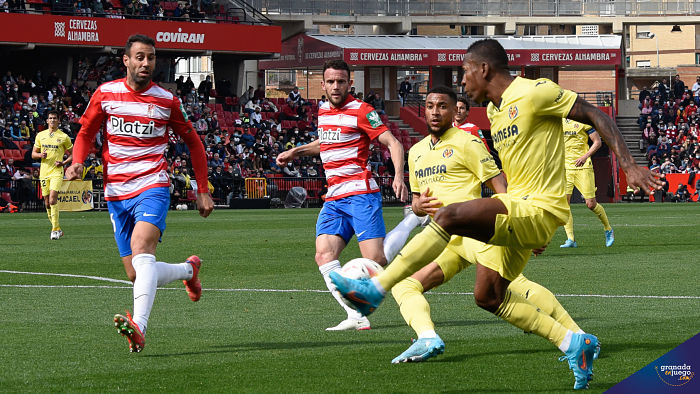 Víctor Díaz defiende una acción ante el Villarreal (JOSÉ M. BALDOMERO)