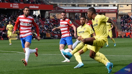 Víctor Díaz defiende una acción ante el Villarreal (JOSÉ M. BALDOMERO)