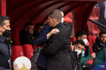 Saludo de Robert Moreno y Unai Emery en los momentos previos al partido entre Granada y Villarreal (JOSÉ M. BALDOMERO)