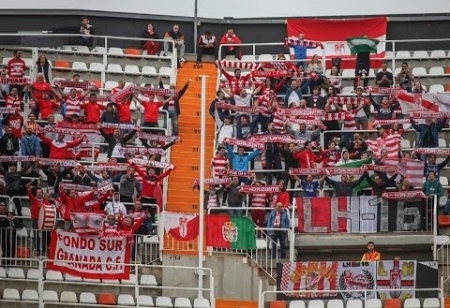 Aficionados del Granada en un anterior desplazamiento a Mestalla (YOUTUBE)