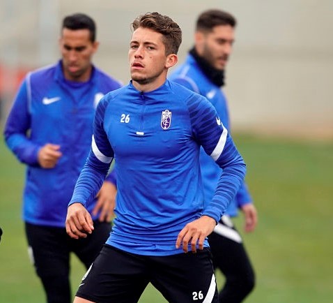Isma Ruiz, en un entrenamiento reciente con el Granada (PEPE VILLOSLADA / GCF)