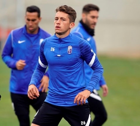 Isma Ruiz, en un entrenamiento reciente con el Granada (PEPE VILLOSLADA / GCF)