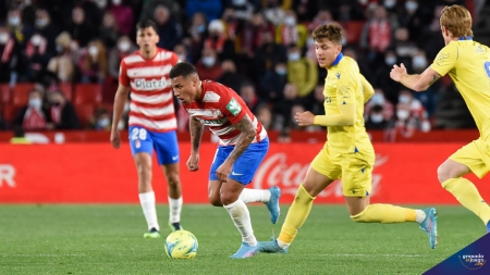 Machís, en un lance del partido ante el Cádiz (JOSÉ M. BALDOMERO) Machís, en un lance del partido ante el Cádiz (JOSÉ M. BALDOMERO)