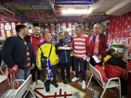 Juan David y su abuelo reciben las entradas del partido por parte de la Federación de Peñas del Granada (G19)