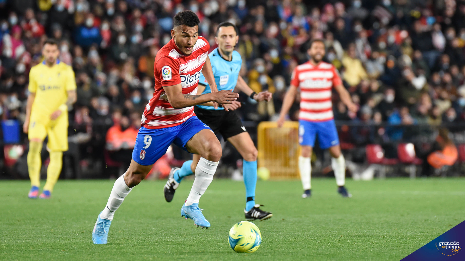 Luis Suárez, durante el Granada - Cádiz en una acción del partido (JOSÉ M. BALDOMERO)