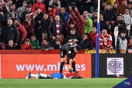 Rui Silva consuela a Foulquier tras encajar el gol de Yuri en la semifinal contra el Athletic (JOSÉ M. BALDOMERO) Rui Silva consuela a Foulquier tras encajar el gol de Yuri en la semifinal contra el Athletic (JOSÉ M. BALDOMERO)