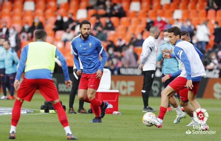 Germán Sánchez, junto a sus compañeros durante el calentamiento en Mestalla (LALIGA)