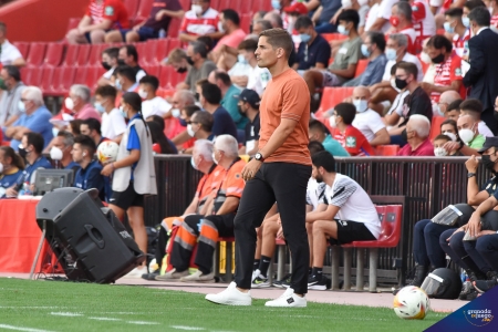 Robert Moreno deja de ser entrenador del Granada (JOSÉ M. BALDOMERO)