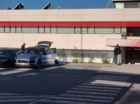Momento en el que Robert Moreno cargaba su coche para abandonar la Ciudad Deportiva (FRAN CALVO)