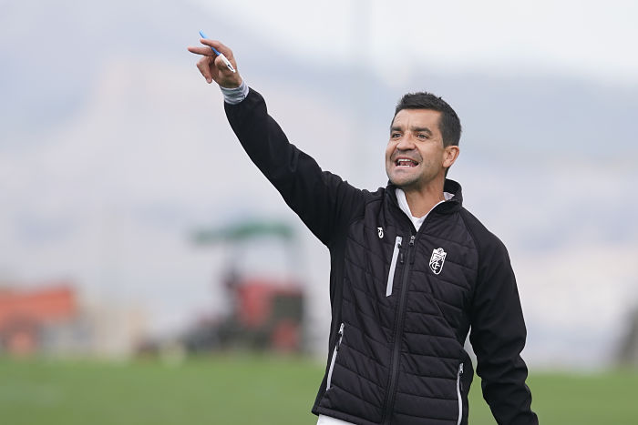 Torrecilla da órdenes durante su primer entrenamiento con el Granada (PEPE VILLOSLADA / GCF)