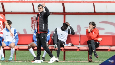 Torrecilla, con Diego Mainz en el banquillo, da indicaciones a los jugadores del Recreativo en el último partido frente al Marchamalo (JOSÉ M. BALDOMERO)