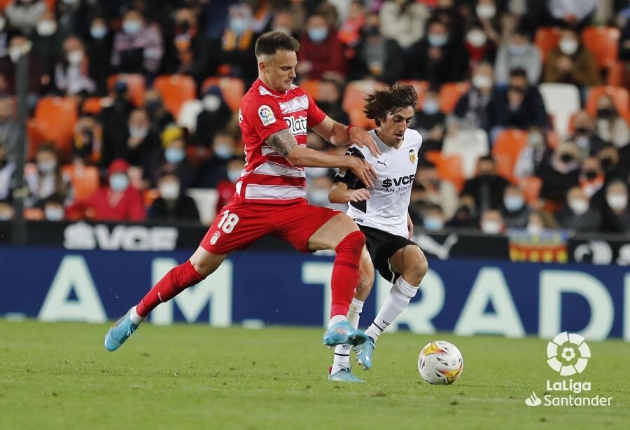 Petrovic, de lo mejor del Granada en la derrota ante el Valencia (LALIGA)