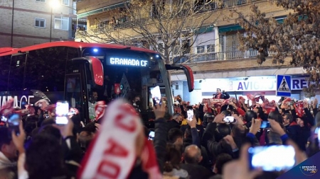 Imagen de la llegada del autobús del Granada al `Nuevo Los Cármenes` en el último partido como local ante el Cádiz (JOSÉ M. BALDOMERO)