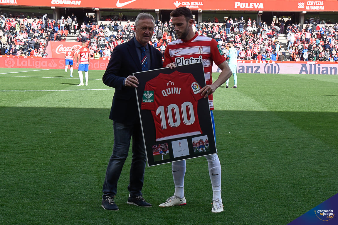 Quini fue homenajeado por sus cien partidos antes del choque frente al Elche (JOSÉ M. BALDOMERO)