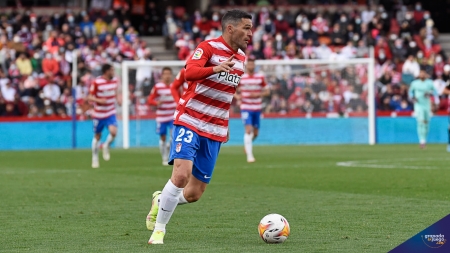 Jorge Molina, en una acción del partido ante el Elche (JOSÉ M. BALDOMERO)