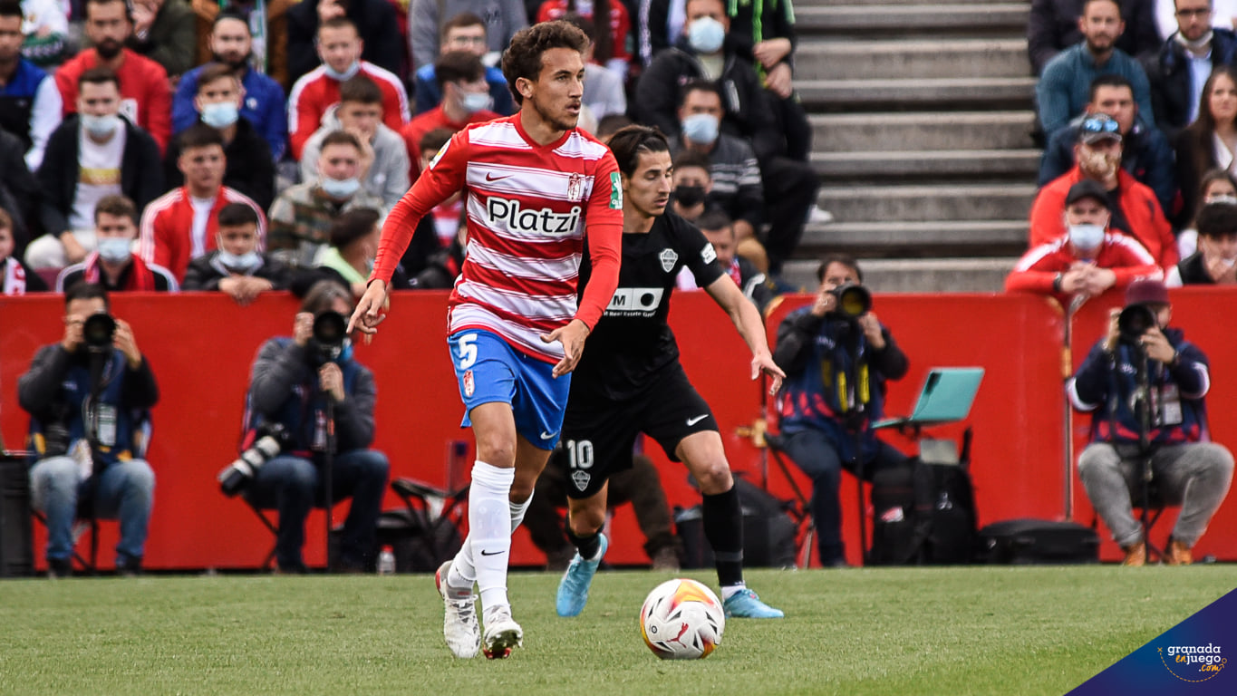 Luis Milla, en un lance del duelo frente al Elche (JOSÉ M. BALDOMERO)