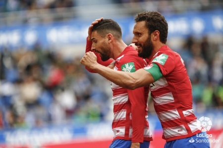 Germán abraza a Puertas en la celebración del segundo tanto del Granada en Mendizorroza (LALIGA) Germán abraza a Puertas en la celebración del segundo tanto del Granada en Mendizorroza (LALIGA)