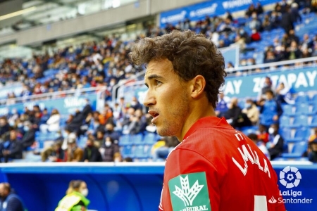 Milla se dispone a botar un córner durante el partido en Mendizorroza (LALIGA) Milla se dispone a botar un córner durante el partido en Mendizorroza (LALIGA)