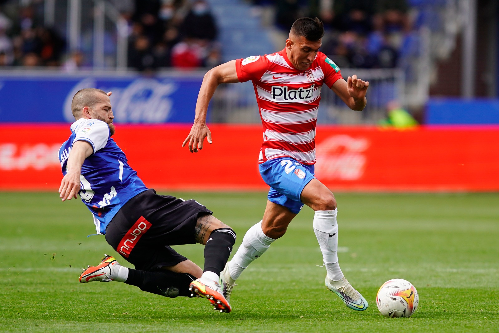Uzuni, en un lance del partido ante el Alavés (PEPE VILLOSLADA / GCF)
