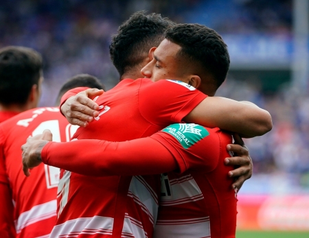 Luis Suárez y Machís se abrazan en la celebración del tercer gol del Granada en Mendizorroza (PEPE VILLOSLADA / GCF) Luis Suárez y Machís se abrazan en la celebración del tercer gol del Granada en Mendizorroza (PEPE VILLOSLADA / GCF)
