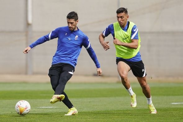 Uzuni, en un lance con Escudero durante el entrenamiento de este martes en la Ciudad Deportiva (PEPE VILLOSLADA / GCF)