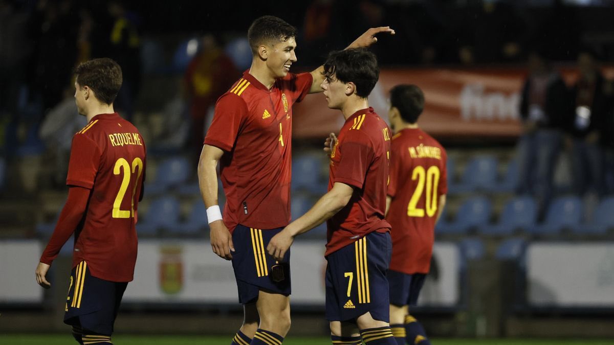 Torrente celebra con sus compañeros uno de los goles de España Sub-21 sobre Lituania el día de su debut 