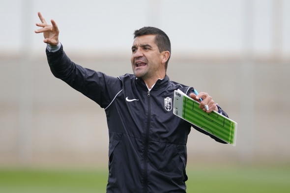 Torrecilla, en un entrenamiento de esta semana con el Granada (PEPE VILLOSLADA / GCF)