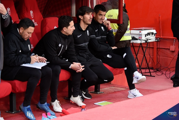 Rubén Torrecilla y su cuerpo técnico, en los instantes previos al partido frente al Rayo (JOSÉ M. BALDOMERO) Rubén Torrecilla y su cuerpo técnico, en los instantes previos al partido frente al Rayo (JOSÉ M. BALDOMERO)