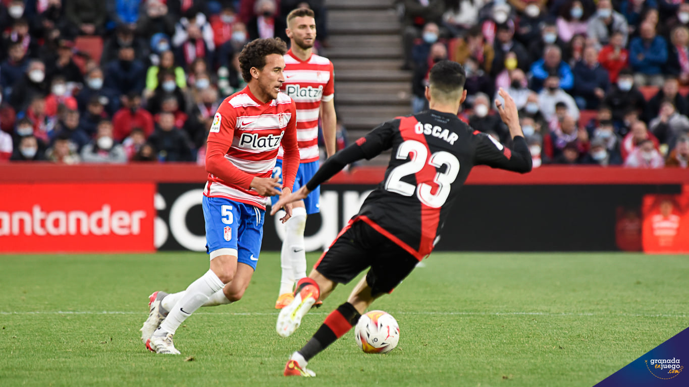 Luis Milla, en una acción del Granada - Rayo (JOSÉ M. BALDOMERO)