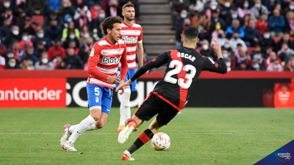 Luis Milla, en una acción del Granada - Rayo (JOSÉ M. BALDOMERO) Luis Milla, en una acción del Granada - Rayo (JOSÉ M. BALDOMERO)