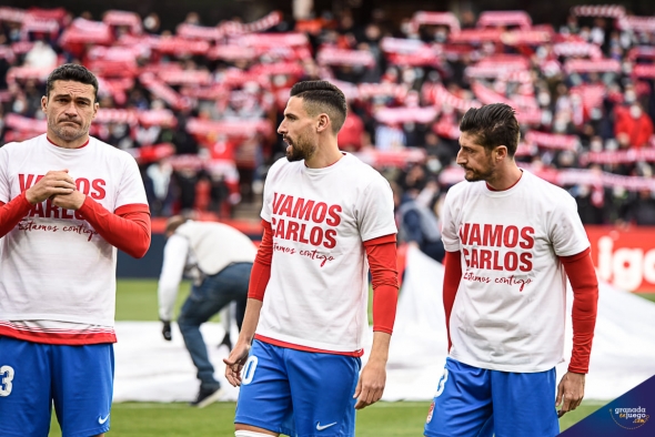 Los jugadores del Granada mostraron camisetas de apoyo a Carlos Neva en la previa contra el Rayo (JOSÉ M. BALDOMERO) Los jugadores del Granada mostraron camisetas de apoyo a Carlos Neva en la previa contra el Rayo (JOSÉ M. BALDOMERO)